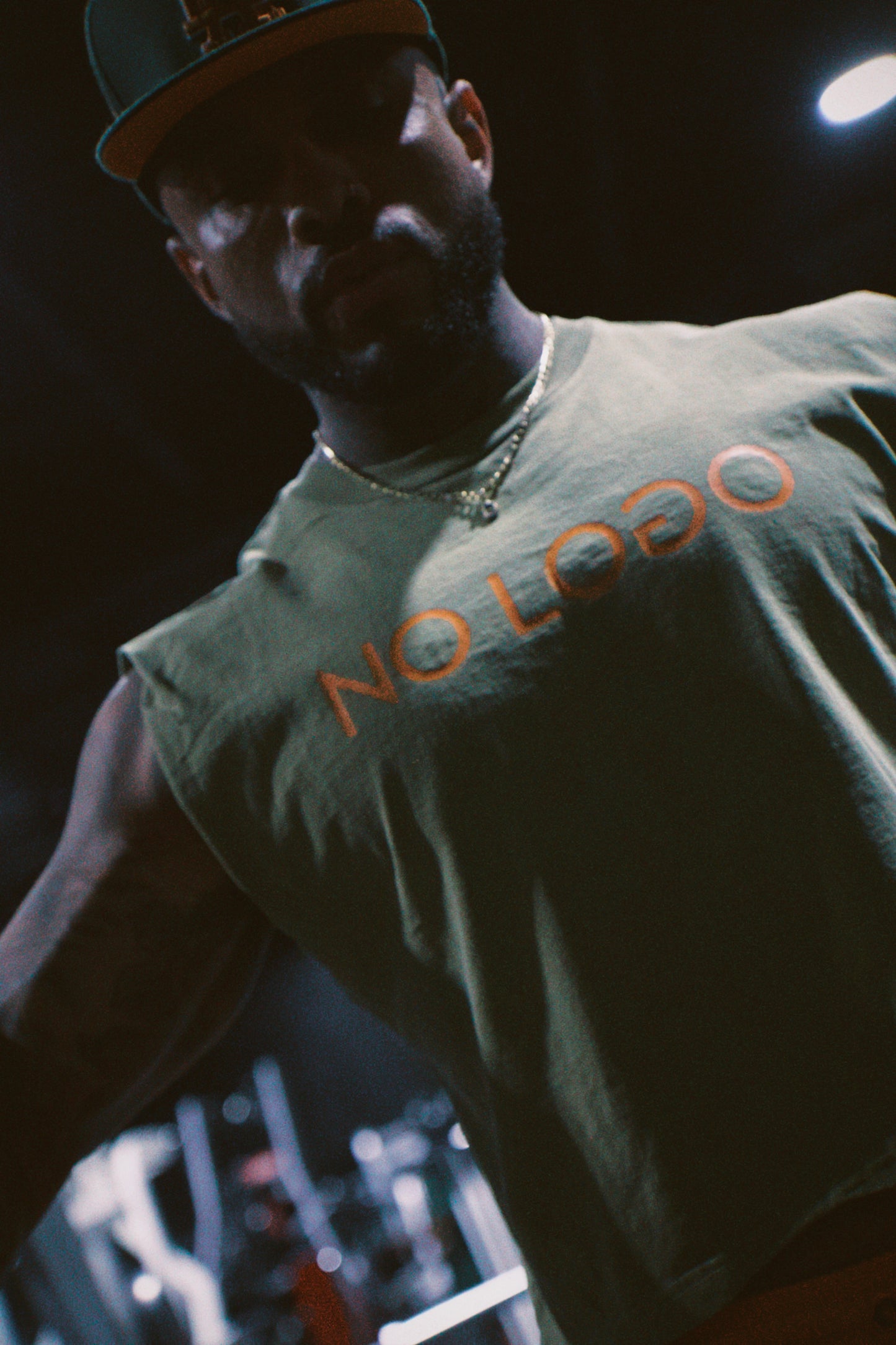 "NO LOGO" MUSCLE CROP-TOP TEE